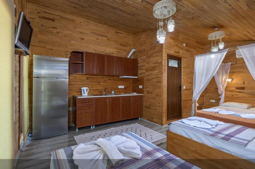 Flora Pansiyon Cirali Apartment Кемер Екстериор снимка